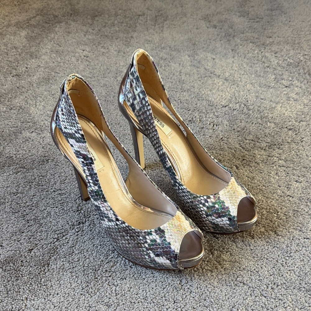 Guess Snakeskin Print Peep Toe Platform Pumps Heels Gray Silver Black Size 8.5